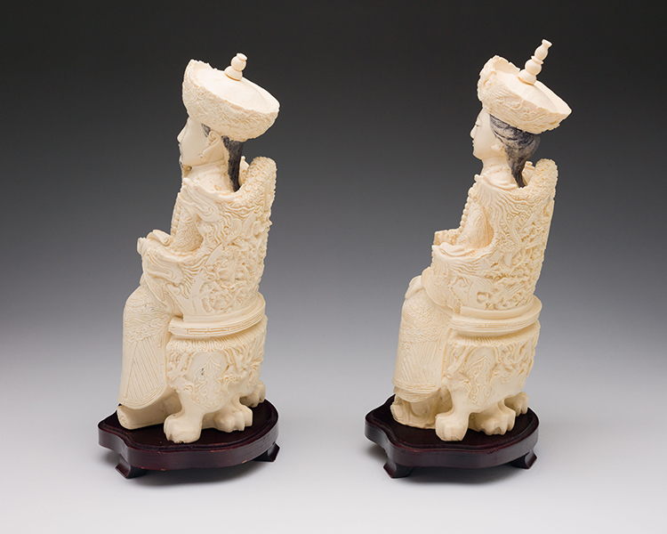 A Set of Large Chinese Ivory Carved King and Queen Figures par  Chinese Art