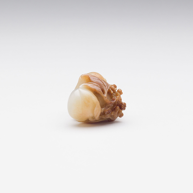 A Chinese Mottled White Jade Carved Monkey and Peach, 18th Century par  Chinese Art