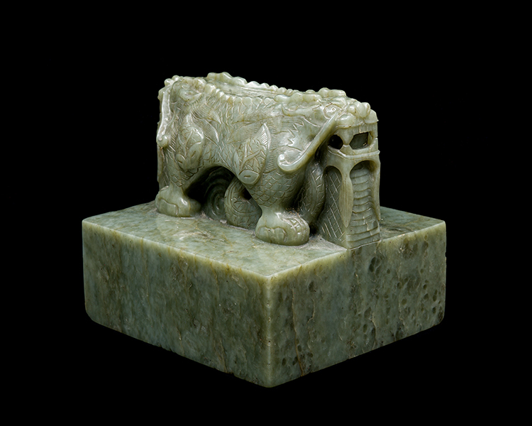 Large Chinese Khotan Green Jade Dragon Seal, 19th Century par  Chinese Art