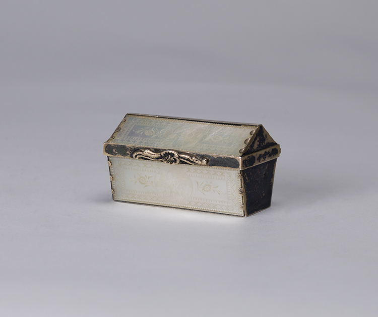 Chinese Incised Mother of Pearl Silver Mounted Snuff Box, 19th Century par  Chinese Art