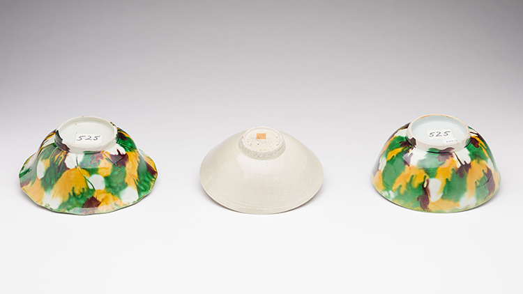 Two Chinese Export ‘Spinach and Egg Yolk’ Porcelain Bowls, 19th Century by  Chinese Art