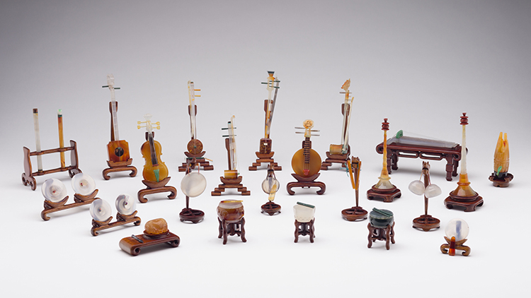 A Complete Set of 24 Chinese Agate Carved Miniature Musical Instruments, circa 1970s par  Chinese Art