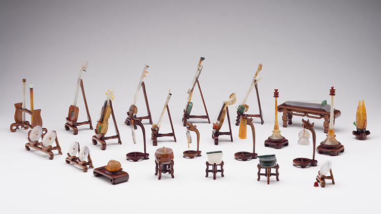 A Complete Set of 24 Chinese Agate Carved Miniature Musical Instruments, circa 1970s par  Chinese Art
