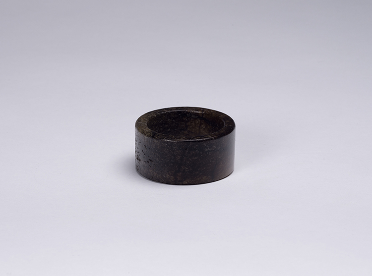 A Chinese Mottled Brown Jade Ring, Ming Dynasty par  Chinese Art