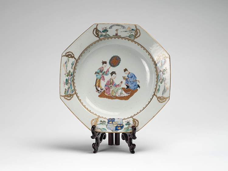 A Rare and Finely Painted Chinese Export Famille Rose 'Arms of Gordon' Dish, Qianlong Period, circa 1750 par  Chinese Art