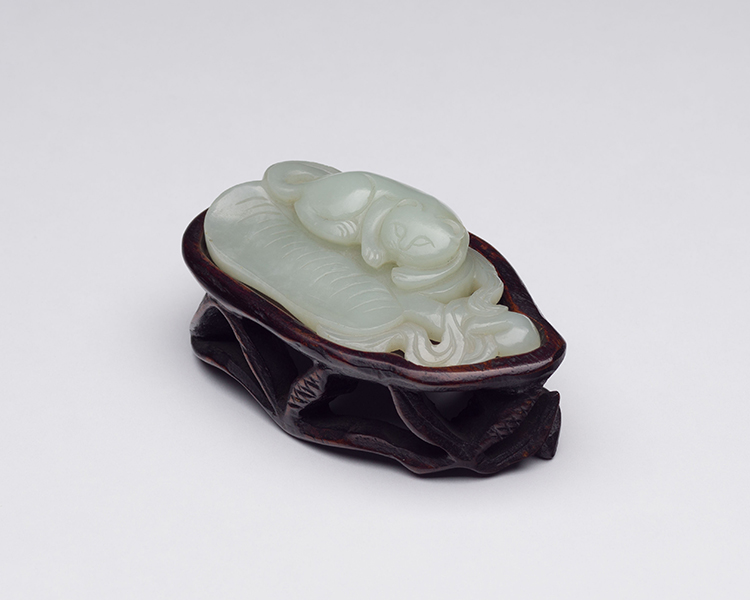 A Chinese Pale Celadon Jade Model of a Cat, Qing Dynasty par Chinese Artist