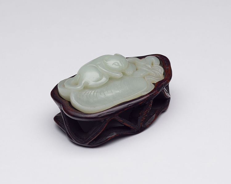 A Chinese Pale Celadon Jade Model of a Cat, Qing Dynasty par Chinese Artist