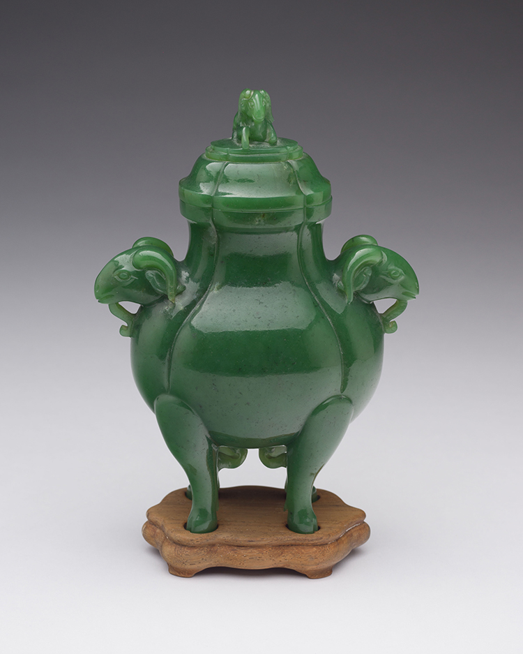 A Chinese Spinach Green Jade 'Rams Head' Vase and Cover, Qing Dynasty par Chinese Artist