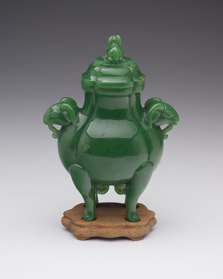 A Chinese Spinach Green Jade 'Rams Head' Vase and Cover, Qing Dynasty par Chinese Artist