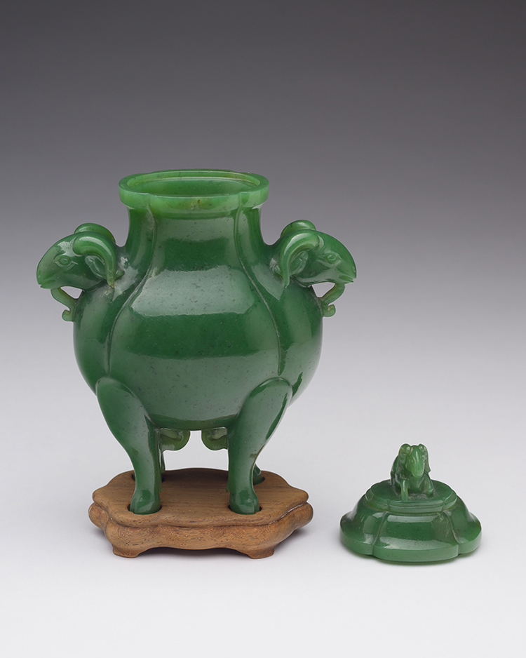 A Chinese Spinach Green Jade 'Rams Head' Vase and Cover, Qing Dynasty par Chinese Artist