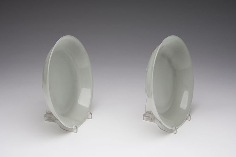 A Pair of Chinese White Jade Dishes, 18th/19th Century par Chinese Artist