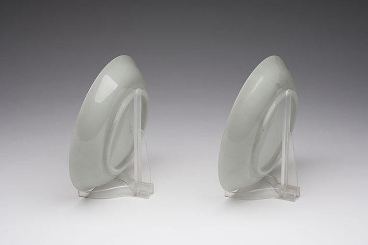 A Pair of Chinese White Jade Dishes, 18th/19th Century par Chinese Artist