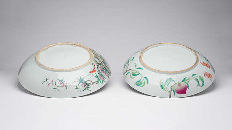 A Pair of Large Chinese Famille Rose 'Nine Peaches' Shallow Bowls, Republican Period (1911-1949) par  Chinese Art