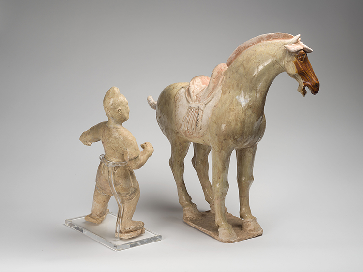 A Chinese Straw Glazed Earthenware Figure of a Groom and Horse, Tang Dynasty (618-907 CE) par  Chinese Art