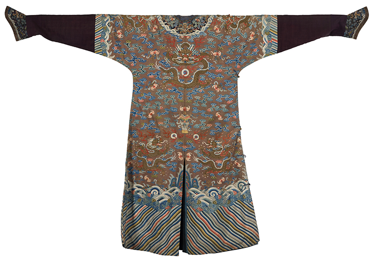 A Chinese Apricot Ground Silk Kesi Dragon Robe, Mid 19th Century par  Chinese Art