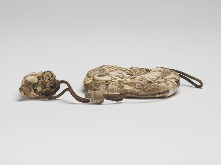 A Japanese Ivory Carved and Hardstone Inlay Inro and Netsuke, Meiji Period, circa 1900 par  Japanese Art