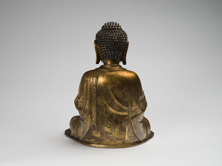 A Large Chinese Gilt Bronze Seated Figure of Buddha Shakyamuni, Ming Dynasty, 16th/17th Century par  Chinese Art