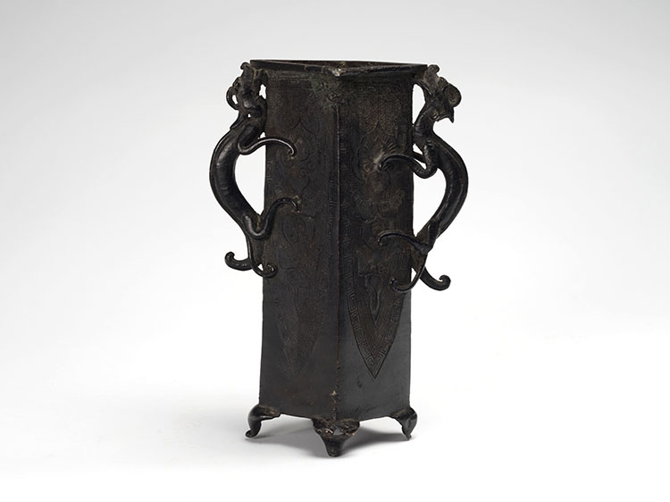 A Chinese Archaistic Bronze Chilong Vase, Yuan Dynasty (1279-1368) par  Chinese Art