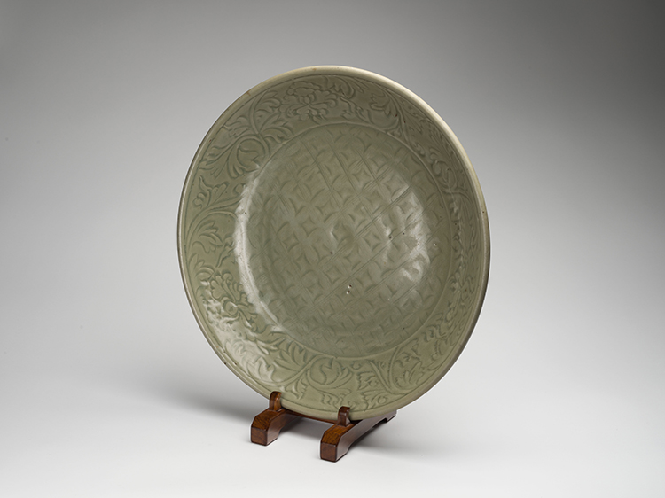 A Large Chinese Longquan Celadon Glazed Charger, Ming Dynasty, 15th Century par  Chinese Art