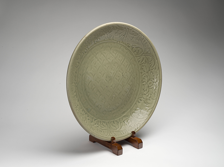 A Large Chinese Longquan Celadon Glazed Charger, Ming Dynasty, 15th Century par  Chinese Art