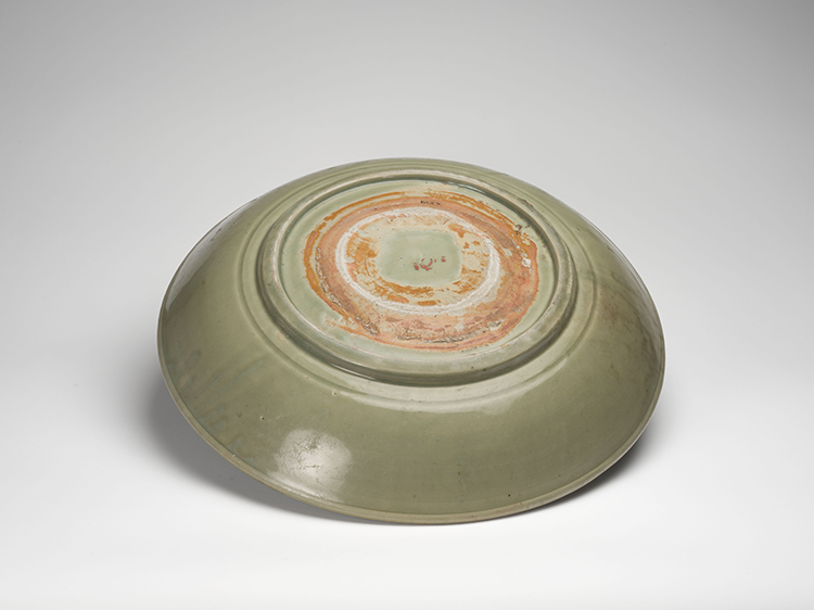 A Large Chinese Longquan Celadon Glazed Charger, Ming Dynasty, 15th Century par  Chinese Art