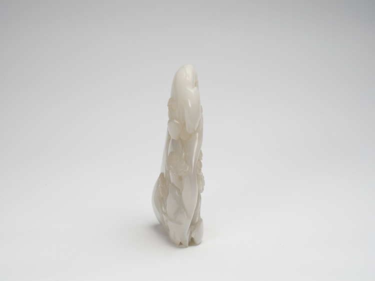 A Finely Carved Chinese White Jade Mountain Landscape, 20th Century par  Chinese Art