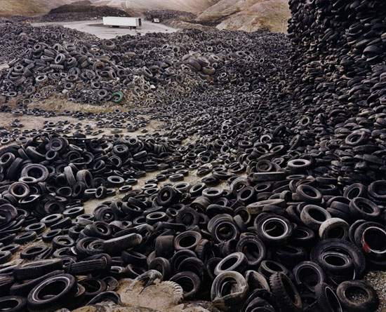 Oxford Tire Pile #1, Westley, California par Edward Burtynsky