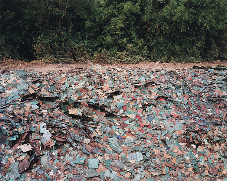 China Recycling #9, Circuit Boards, Guiyu, Guangdong Province, China par Edward Burtynsky