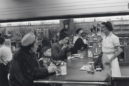 Luncheonette at Woolworths, Montreal, 1956 par Sam Tata