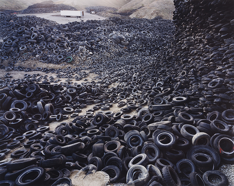 Oxford Tire Pile #1, Westley, California, USA par Edward Burtynsky