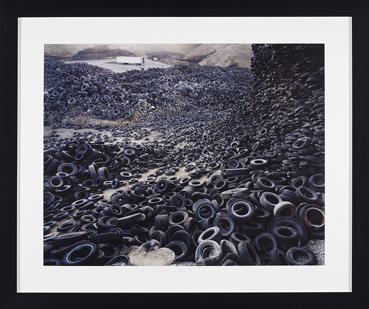 Oxford Tire Pile #1, Westley, California, USA par Edward Burtynsky
