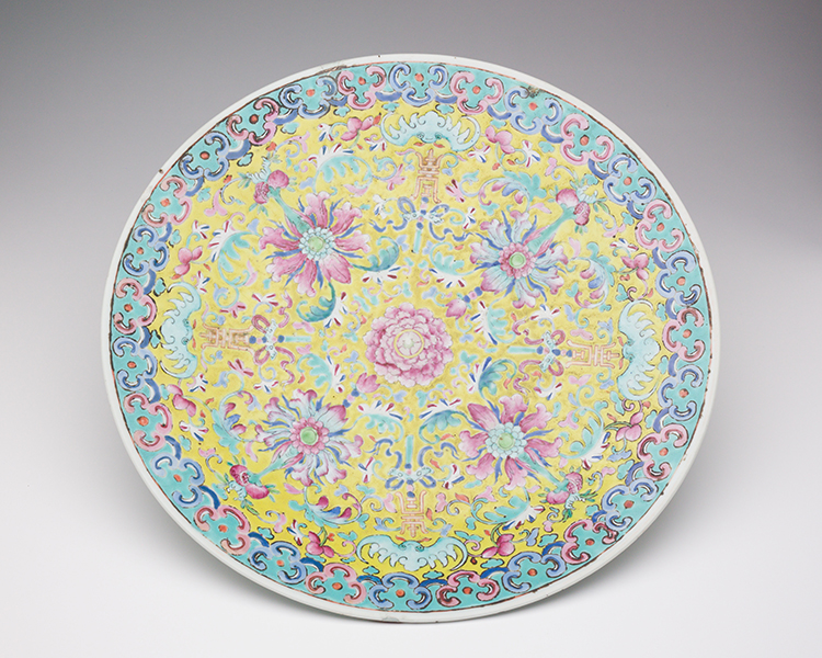 A Large Chinese Famille Rose Shallow Dish, Late Qing Dynasty par  Chinese Art