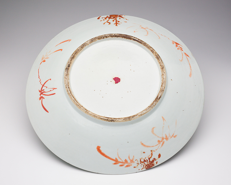 A Large Chinese Famille Rose Shallow Dish, Late Qing Dynasty par  Chinese Art