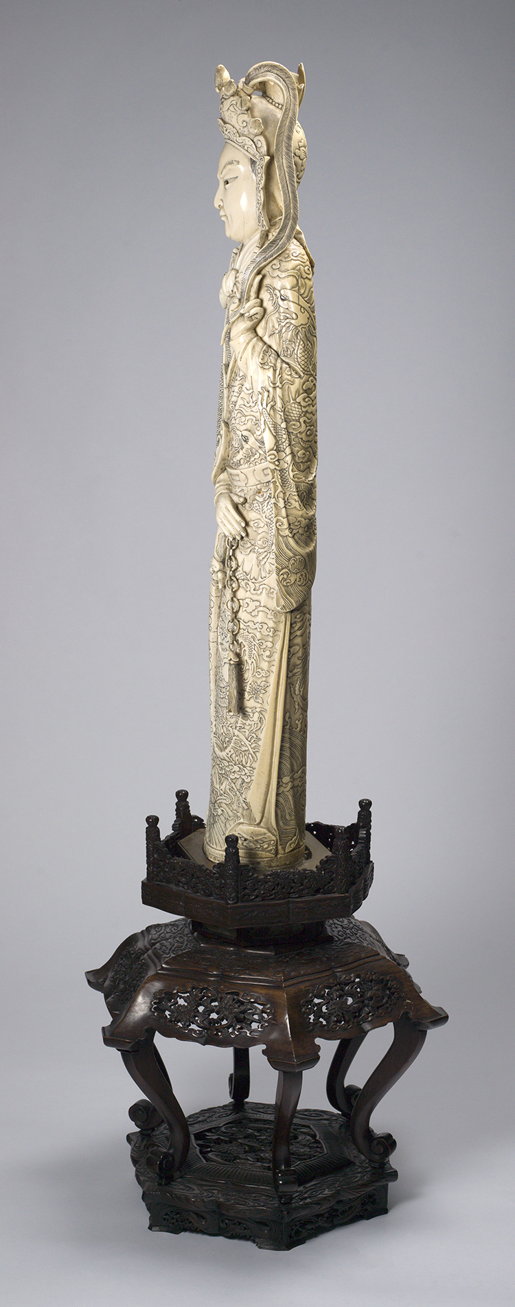 A Chinese Monumental Ivory Carved Standing Warrior, circa 1960 par  Chinese Art