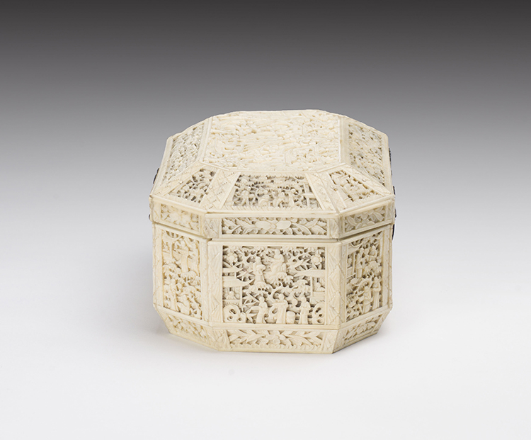 A Chinese Export Ivory Carved Box, Mid-19th Century par  Chinese Export School