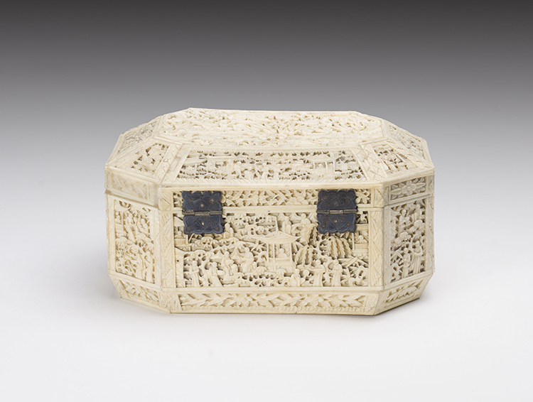 A Chinese Export Ivory Carved Box, Mid-19th Century par  Chinese Export School
