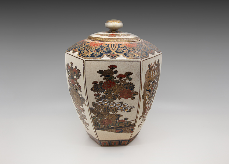 A Large Japanese Satsuma Floral Vase and Cover, Edo to Meiji Period, Mid 19th Century par  Japanese Art