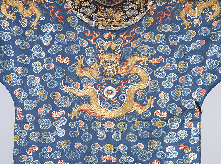 A Chinese Embroidered Silk Ground Dragon Robe, Jifu, Mid-19th Century par  Chinese Art