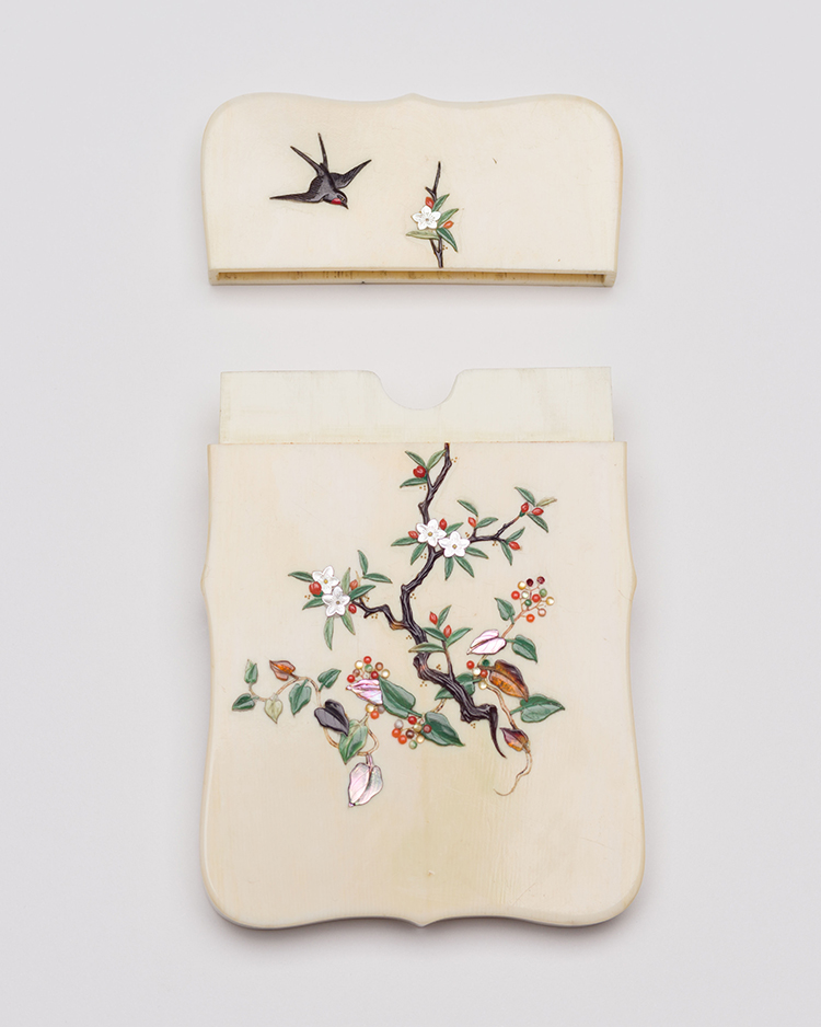 A Rare Japanese Shibayama 'Longevity Crane' Card Case, Meiji Period, Late 19th Century par  Japanese Art