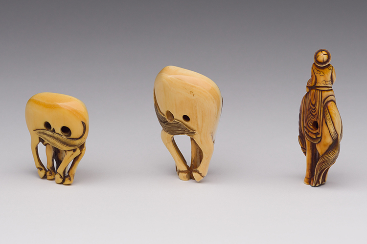 Three Japanese Ivory Netsuke of Horses, 19th Century par  Japanese Art