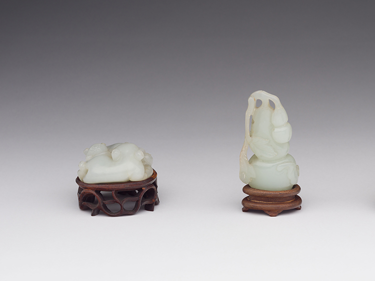 Chinese Pale Celadon Jade Carvings of a Cat and Double Gourd, 19th Century par  Chinese Art