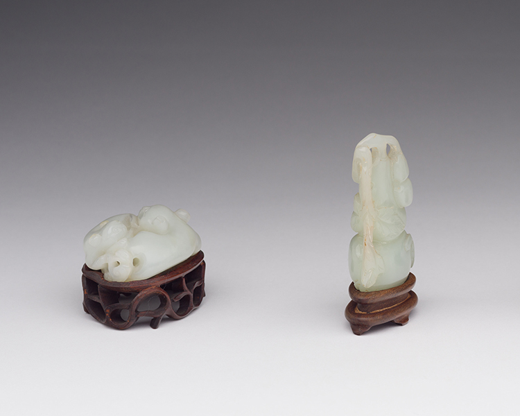 Chinese Pale Celadon Jade Carvings of a Cat and Double Gourd, 19th Century par  Chinese Art