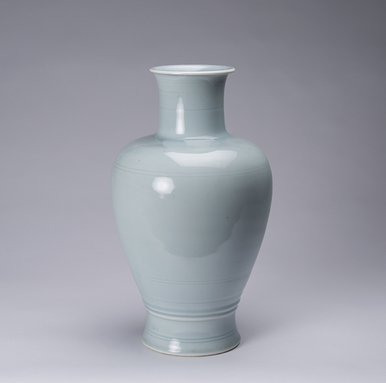 A Chinese Claire-de-lune Glazed Anhua Baluster Vase, Late Qing Dynasty par  Chinese Art