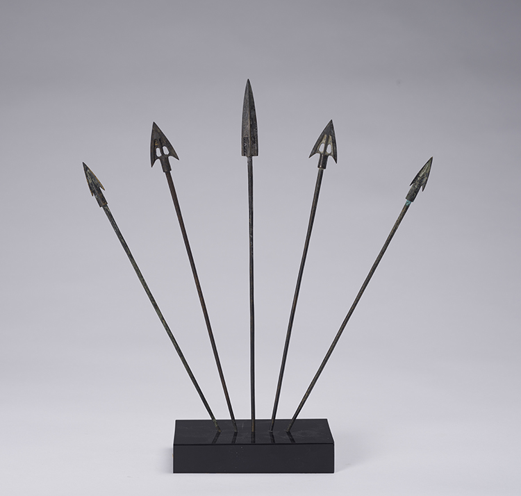 Set of Five Chinese Bronze Arrowheads and Shafts, Han Dynasty (206 BC – AD 220) par  Chinese Art