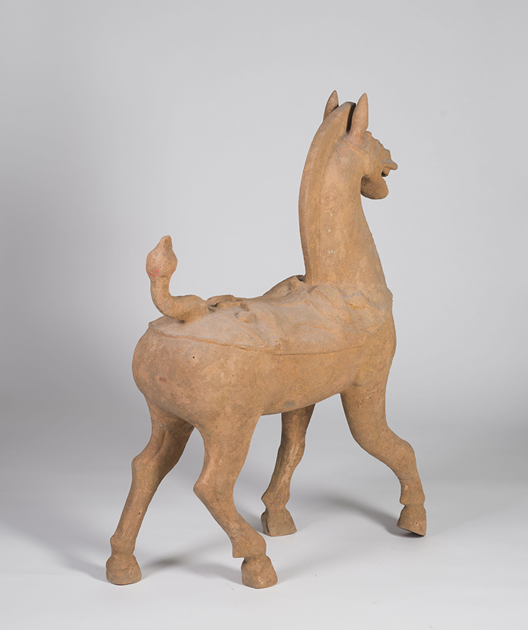 A Large Chinese Earthenware Model of a Horse, Han Dynasty (206 BC - AD 220) par  Chinese Art