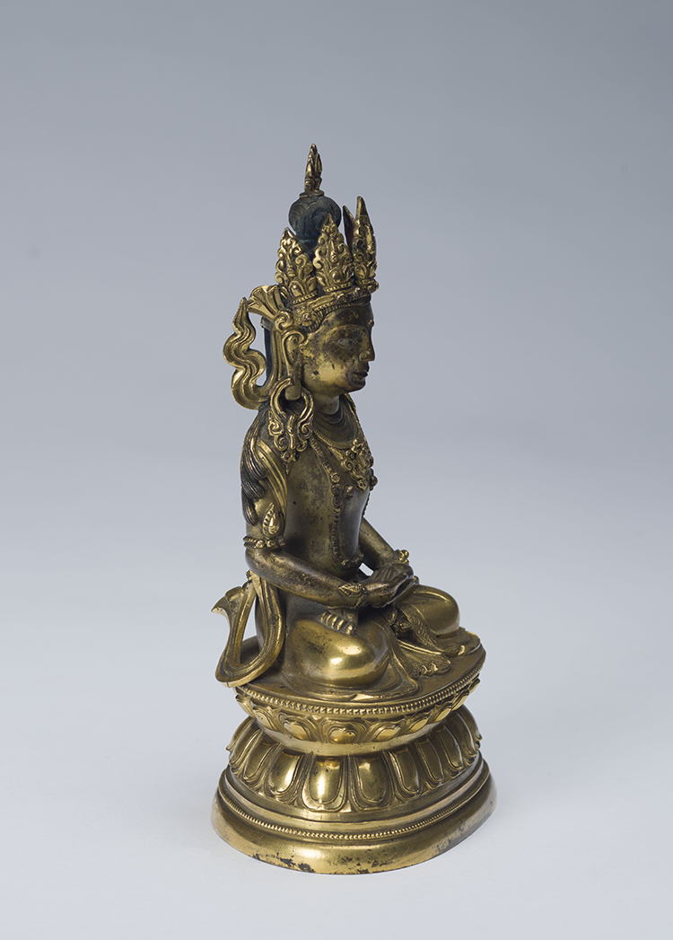 A Tibetan Gilt Bronze Seated Figure of Amitayus, 17th to 18th Century par Tibetan Art