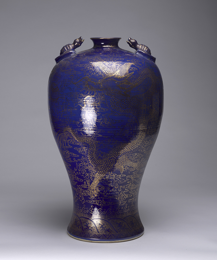 A Large Chinese Blue Glazed and Gilt Decorated ‘Dragon’ Vase, Guangxu Mark, 20th Century par  Chinese Art
