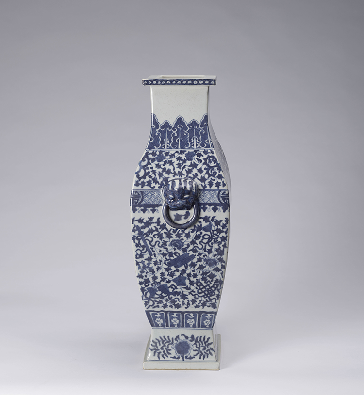 A Chinese Blue and White Faceted Hu Vase, Yongzheng Mark, Mid 20th Century par  Chinese Art