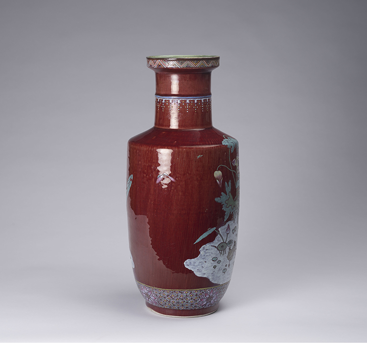 An Unusual Chinese Famille Rose Enameled Oxblood Rouleau Vase, Mid 20th Century par  Chinese Art