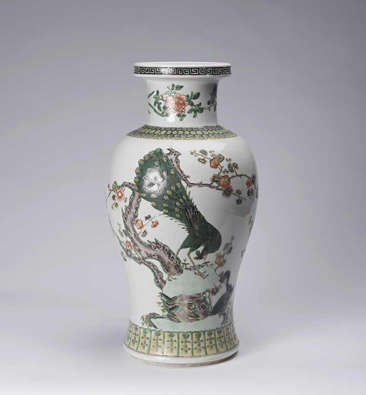 A Chinese Famille Verte ‘Peacocks and Prunus’ Baluster Vase, Late Qing Dynasty par  Chinese Art